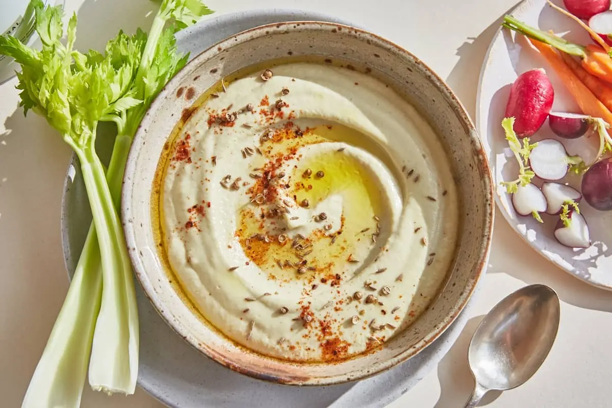 Houmous de courgette pauvre en glucides et riche en protéines