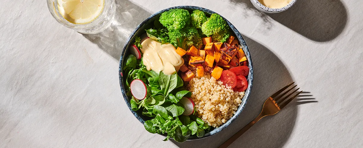Bowl coloré avec sauce au curcuma