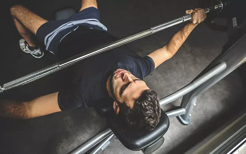 Développé couché – l’exercice de base pour les pectoraux