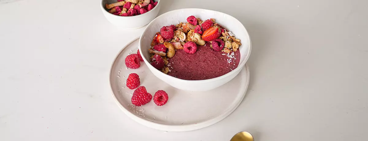 Açai Bowl au granola framboise noix de coco